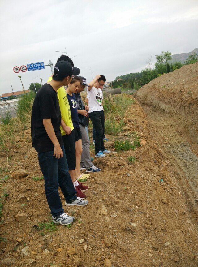 实践小组正在观察铺水管的现场