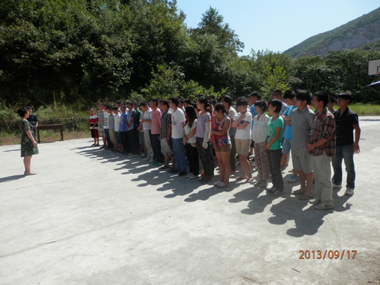 党委副书记宋瑞平给野外实习的同学们讲话