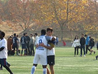 赛后双方拥抱致意