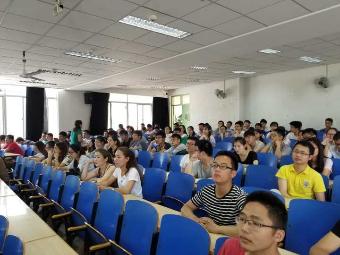 杨英宝副经理为13级本科生上形势政策课（2）