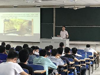 王锦国经理为14级本科生上形势政策课（1）
