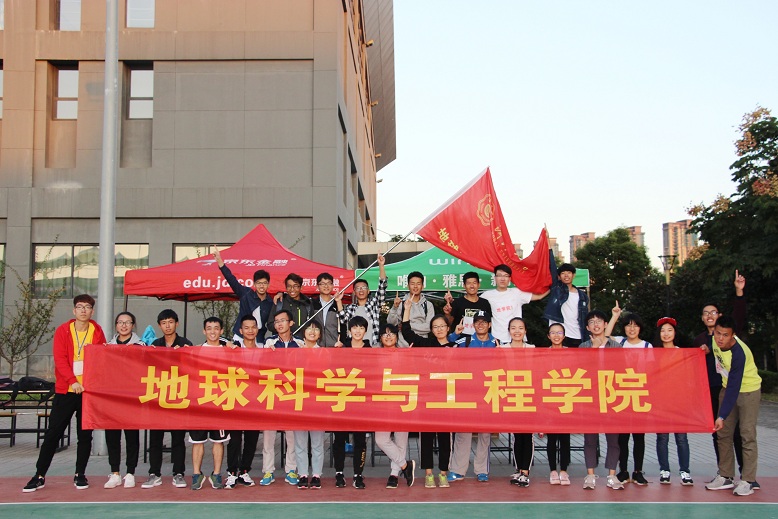 运动会结束后公司部分运动员合影