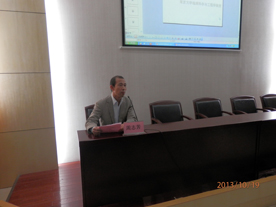 经理周志芳教授向听报告的师生们介绍来宾