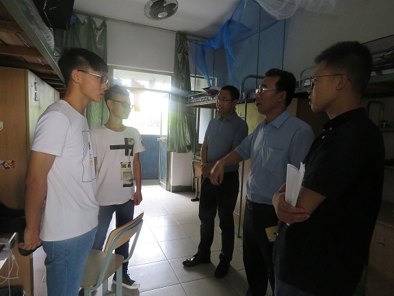 公司领导走访新生宿舍