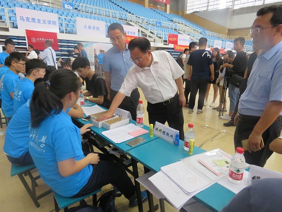 徐辉董事长到公司新生注册点指导工作