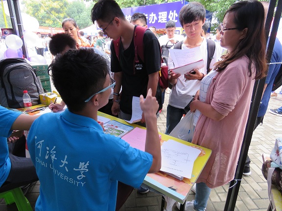 公司志愿者接待新生